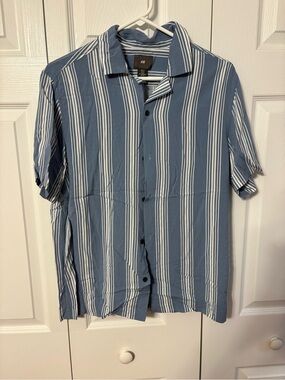 H&M Men’s Blue & White Vertical Stripe Short-Sleeve Button-Down Shirt